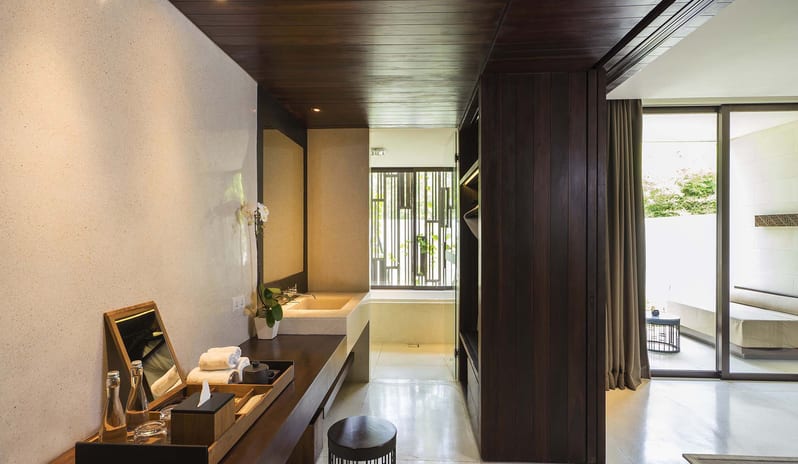 DELUXE SUITE BATHROOM